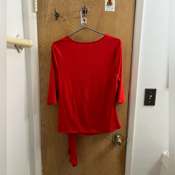 Chic Red Blouse with Button Details - Picture 4 of 4